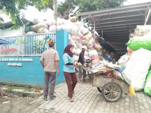 Manfaatkan Bank Sampah Induk Surabaya